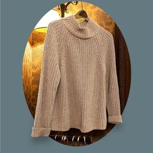 Gap Cozy Cotton Knit Turtleneck Sweater.
Beige. Size: Large